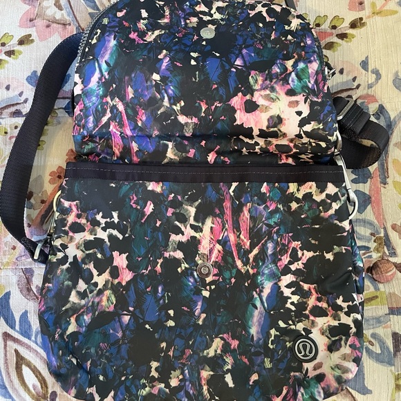 Lululemon Multi Compartments Front Flap Crossbody travel handbag - Picture 3 of 7